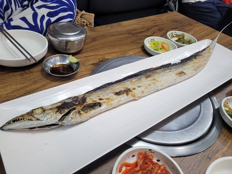 길쭉한 접시에 통째로 올린 왕갈치구이