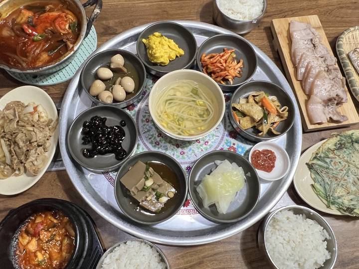 돔베고기와 갈치조림을 곁들인 둥근 반찬 쟁반