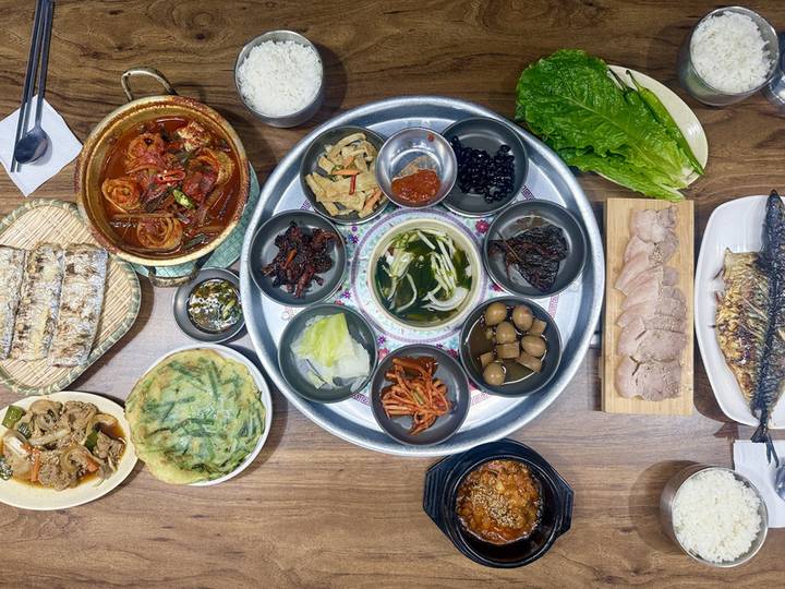 갈치조림과 갈치구이, 반찬 쟁반이 차려진 한 상