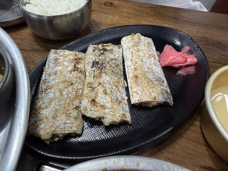 검은 접시에 담은 갈치구이